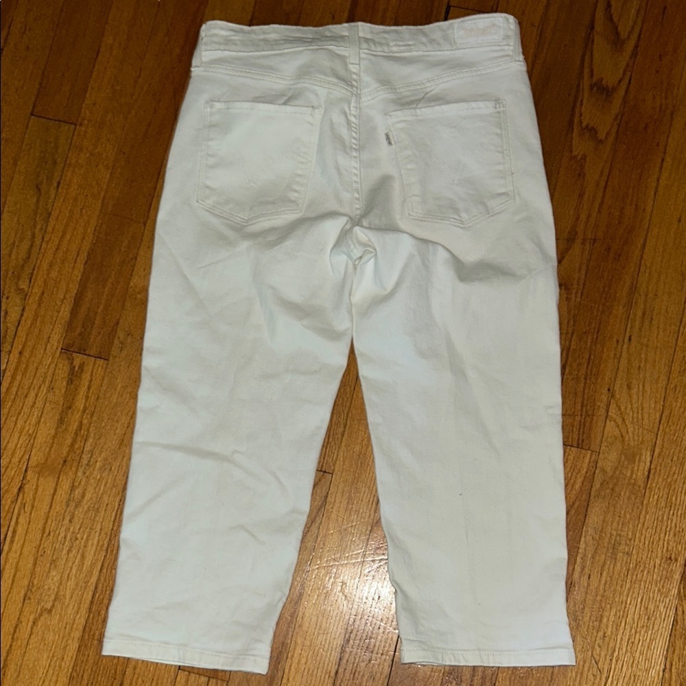 2x15 Levi's White Capri Pants with Frayed Hem - Picture 4 of 7
